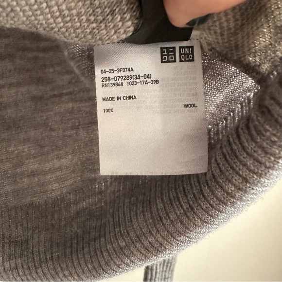 Uniqlo • 100% Wool Floral Patterned Sweater‎ - Picture 4 of 7